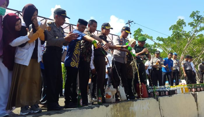 Video, Jelang Natal dan Tahun Baru Polres Jeneponto Musnahkan Ratusan Botol Miras