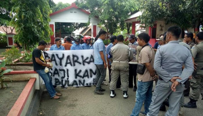 Gaji 2 Bulan Mandek, Puluhan Pegawai PDAM Jeneponto Gelar Aksi Unjuk Rasa