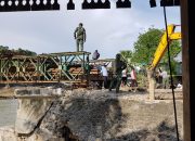 Tak Hanya Singkat, TNI Bangun Jembatan Munte Yang Putus Mampu Dilintasi Beban 15 Ton