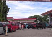 Puluhan Mobil Pete pete Mengantri Berjam jam Untuk Mendapatkan BBM Jenis BENSIN di SPBU Bontosunggu Jeneponto
