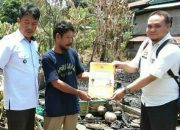 Jemput Bola, Disduk Capil Soppeng Serahkan Dokumen Kependudukan kepada Korban Kebakaran Di Desa Baringeng