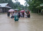 Sungai moroo meluap, Anggota Babinsa 08/mandrehe turun ke lokasi