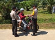 Polisi Peduli Keselamatan Pengendara Sepeda Motor Bagikan Masker