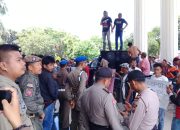 RICUH : Puluhan Warga Desa Kapita, Bentrok Dengan SATPOL-PP Saat Lakukan Aksi Dikantor Bupati Jeneponto