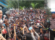 VIDEO : Desak Kapolda Copot Kapolres Kendari, Demonstan Bentrok Petugas