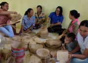 Dekranasda Lakukan Pembinaan Kepengrajin Anyaman Bambu di Desa Lubuk Tajau