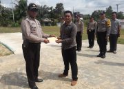 Kapolsek Ipda Agus Serahkan Bantuan Tali Asih Kepada Anggota Polsek