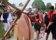 Jumat Agung, OMK dan Topang Paroki Sekadau Gelar Drama Tablo Kisah Sengsara Yesus