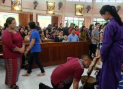 Bupati, Wakil Bupati dan Umat Katolik Sekadau Ikuti Upacara Penciuman Salib