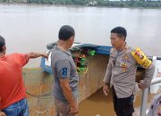 Polsek Belitang Hilir Berikan Pengamanan TKP Terbaliknya Kapal Ferry KMP Saluang di Perairan Sungai Asam Sunyat