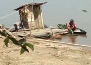 Musim Kemarau Dimanfaatkan Warga Semaong Menjaring Ikan