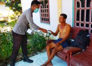 Polisi Peduli Jelang Musim Kemarau, Bagikan Masker Kepada Warga Desa