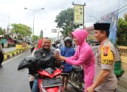 Indahnya Berbagi di Bulan Ramadhan, Polres Mandailing Natal Bagi Takjil Kepada Pengendara Kendaraan Bermotor