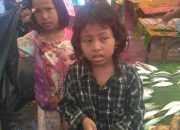 Demi Menutupi Biaya Sekolah Bocah ini Terpaksa Jual Kantong Plastik di Bone