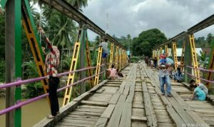 Sambut Lebaran, Pemuda Langkumbe Gelar Baksos di Jembatan