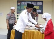 Peduli Kaum Dhuafa, Polres Bantaeng Salurkan 430 Paket Zakat Fitrah