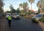 Urai Kemacetan Dihari Pertama Sekolah, Anggota Satlantas Polres Takalar Atur Arus Lalu Lintas