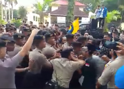 VIDEO: Kericuan PMII Sultra Dengan Petugas Saat Unjuk Rasa di Depan Mako Polda Sultra