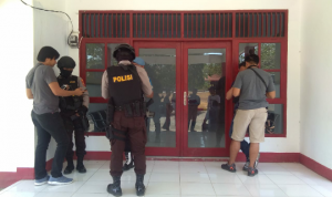 Tim Tipikor Polres Jeneponto Bersenjata Lengkap Geledah Dinas PU, Ada Apa?