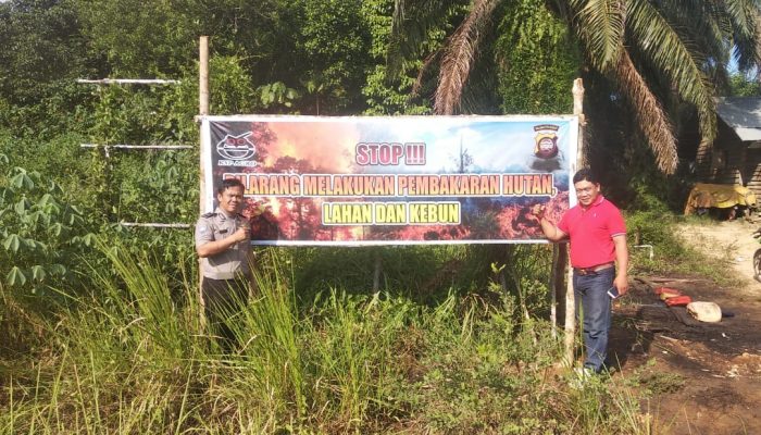 Stop Karhutla, PT. KSP Belitang Pasang Spanduk Himbauan