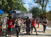 Peduli Pada Warga, Anggota Polres Takalar Ikut Usung Keranda Jenazah