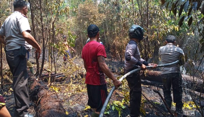 Kapolsek Belitang Pimpin Pemadaman Kebakaran Lahan