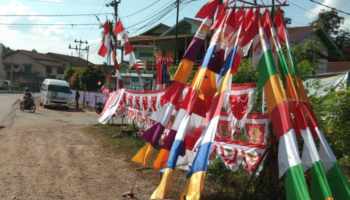 Penjual Bendera Musiman Mulai Hiasi Sudut Kota Sekadau