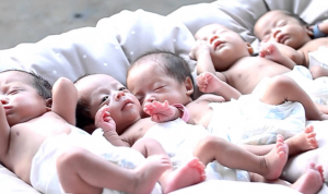 Seorang Wanita Melahirkan Bayi Kembar Lima