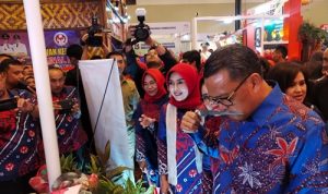 Musawarah Daerah (Musda) Dekranasda Nurdin Abdullah Sambangi Stand Jeneponto
