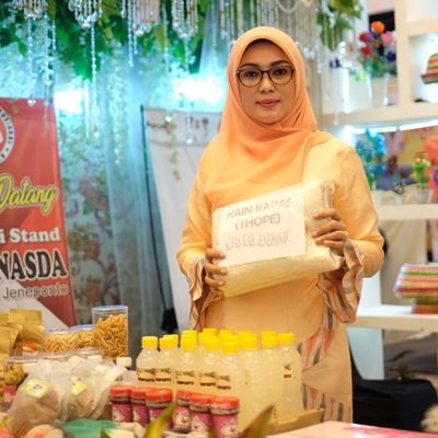 Hamsiah Iksan sajikan kain tenun Thope