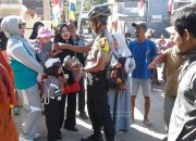 Dekatkan Diri Dengan Anak, Kapolsek Bajeng Bagikan Permen ke Peserta Karnaval Tingkat TK di Kec. Bajeng