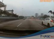 Viral… Pengendara sepeda motor berkecepatan tinggi melayang ke udara setelah menabrak mobil