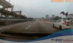 Viral... Pengendara sepeda motor berkecepatan tinggi melayang ke udara setelah menabrak mobil