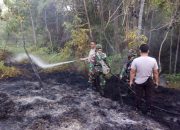 Sinergitas TNI-Polri Bantu Masyarakat Padamkan Api