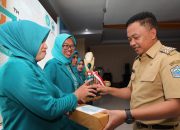 Peringatan HKG, Istri Camat Dapat Hadiah Ponsel dari Bupati