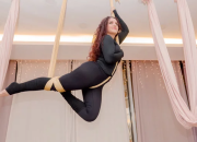 Seniman ini Sukses Melonjak dengan bisnis yoga udara