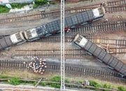 Kereta tergelincir Hingga Tiga Gerbong Keluar Rel