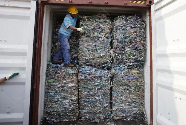 Indonesia mengirim kembali 547 kontainer limbah dari Barat