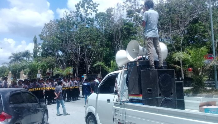 Bupati Butur Diduga Lakukan Penyalagunaan Kewenangan dan maraknya Dugaan Korupsi, FKLP dan Mahasiswa Butur Gelar Aksi Didepan Mapolda Sultra