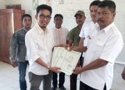 Disduk Capil Jeneponto Serahkan KK dan Akta Kelahiran Kepada Siswa SD Secara Gratis