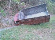 Sebuah Mobil Dump Truck Terperosok ke Dalam Parit