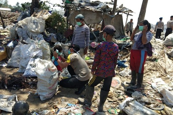 Pasca Kebakaran TPA Cadika, Polsek Bajeng Bagikan Masker ke Warga