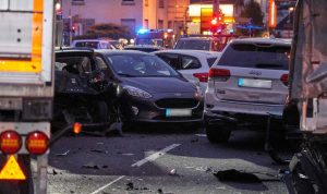 Truk curian menabrak mobil di Jerman