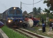 Video Detik detik Kereta Api Menabrak Mobil Mixer Semen