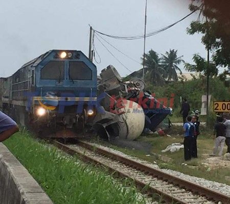 Video Detik detik Kereta Api Menabrak Mobil Mixer Semen