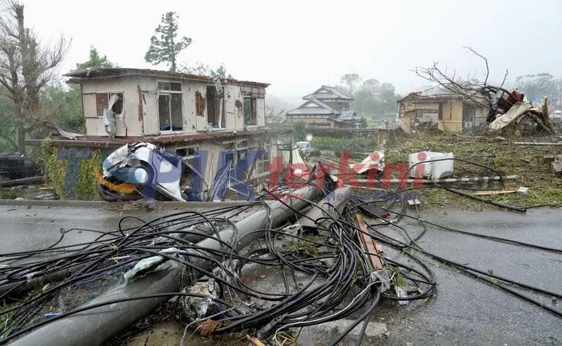 Satu orang tewas dan jutaan jiwa disarankan untuk mengungsi saat topan menghantam Jepang