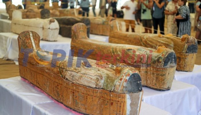 Mesir meluncurkan peti mati kuno temuan terbesar lebih dari seabad