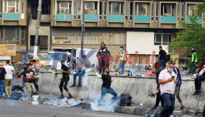 Menentang tindak kekerasan, ratusan warga Irak lakukan protes di hari ketiga