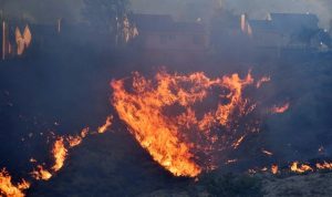 Api yang bergerak cepat di Los Angeles memaksa lebih dari 40.000 orang melarikan diri