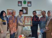 Sukses Selenggarakan FKN XIII Tana Luwu, Bupati dan Forkompinda Luwu Timur Terima Penghargaan